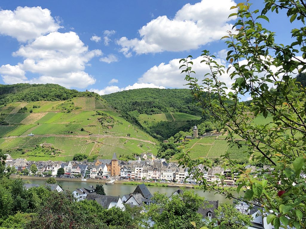 Im Moselurlaub: Blick auf Zell (Mosel) mit Collisturm